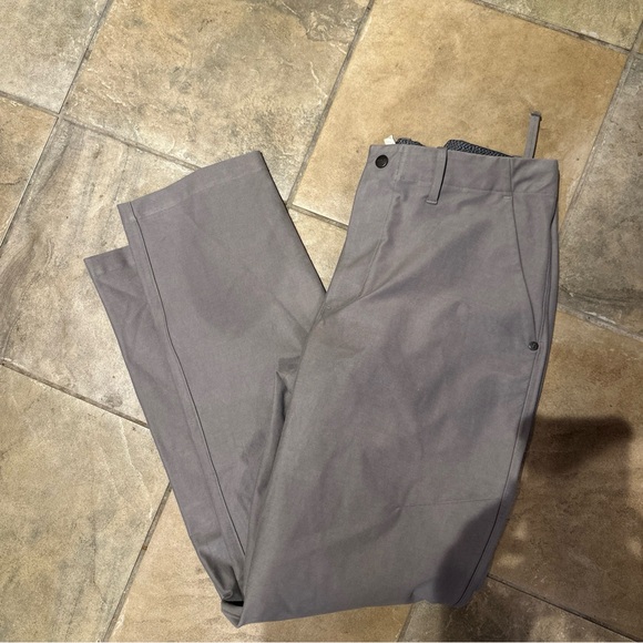 Vuori Other - Vuori men’s pants, medium new with defect,belt loop Detached from pants(hole)